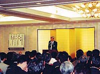 「平成17年度業務説明会」の模様。壇上は、平成16年度事業実績について説明する不燃公社・中嶋計廣理事長