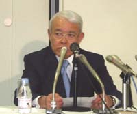 社長交代について会見する福澤武取締役会長