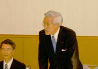 記者会見で挨拶をする新任会長・小川修武氏