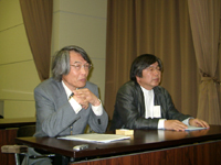 写真右は前会長の古阪秀三氏、左が新会長の近江隆氏