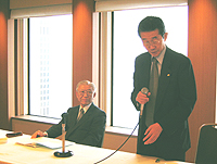 就任会見を行なう藤田和夫新理事長(右)と岩井重人前理事長(左)