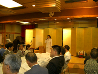 祝賀会で挨拶する北澤社長
