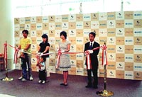 テープカットの様子。写真左から第一号となったご宿泊客、水野真紀さん、勝野総支配人