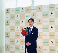 挨拶に立つ勝野総支配人