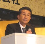 祝宴で挨拶する藤田和夫会長