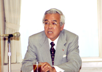 会見する(社)日本ツーバイフォー建築協会会長・小川修武氏