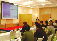 今年度のビジョン説明で、熱心に耳を傾ける会員会社出席者