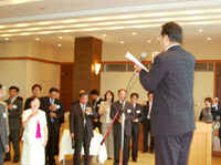 懇親会の様子(写真は乾杯の音頭をとる会員会社代表、(株)フラットエージェンシー・吉田光一社長)