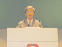 記者会見で挨拶をする大和ハウス工業(株)村上健治社長