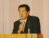 記者会見で挨拶するミサワホーム(株)代表取締役社長:佐藤春夫氏