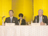 会見の様子。(左)(社)住宅生産団体連合会会長・和田勇氏、(右)全米ホームビルダーズ協会2004年度会長・ジェームス・レイバーン氏