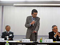 設立総会で挨拶にたった、藤田和夫本部長(写真中央)