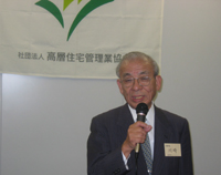 記者会見をする川崎理事長