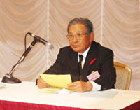 005年度健康保険委員会で挨拶する神津和夫理事長
