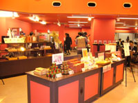 老舗の代表的商品を一気に見られるのも大きな魅力