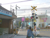 まさに駅前に立地する「マンションギャラリー」。当該物件もこの隣接地に完成する