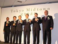 各社代表らによる記念撮影の様子