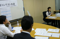 寺本高廣ピタットハウスネットワーク社長(左)と直井秀幸スターツピタットハウス社長(右)も同席して審査に臨む。