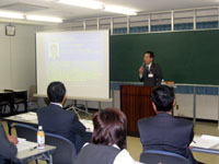 牛迫社長の講演に熱心に聞き入る参加者たち