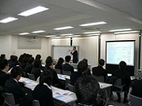 現在の耐震強度偽装問題の説明から、建築基準法の改正の歴史など、営業現場での顧客への説明を意識した内容の講習が行なわれた