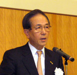 あいさつをする亀山会長