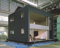 実大耐震実証実験の模様
