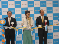 オープニングセレモニーでのテープカット。左から、東京建物・南会長、松浦亜弥さん、同・畑中社長。