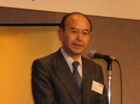 懇親会で挨拶する羽山会長