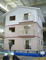 三次元振動実験を行なった3階建て住宅