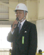挨拶を述べる会長・小川修武氏