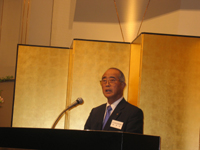 懇親会で挨拶する三浦理事長