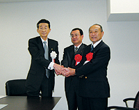写真左から、藤田氏(全宅住宅ローン代表取締役)、宮永氏(常陽銀行常務取締役)、山田氏(茨城宅建協会長)。調印式後、全宅住宅ローン社内で