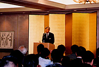 「平成18年度業務説明会」で挨拶する中嶋計廣理事長