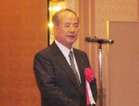 懇親会で挨拶する矢野会長