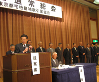 新副会長、幹事らを前に抱負を語る藤田会長