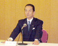 会見する(社)住宅生産団体連合会会長・和田勇氏