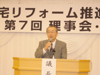 挨拶する会長の巽 和夫氏
