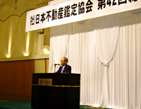 懇親会で挨拶する横須賀会長