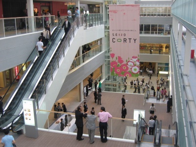 建物内部は、高さ20メートルの吹き抜け。小田急線「成城学園前」駅ホームからエスカレーターが続く
