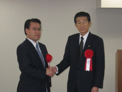 提携調印後、握手を交わす全宅住宅ローン・藤田代表取締役(右)と、スルガ銀行・麻生執行役員常務(左)