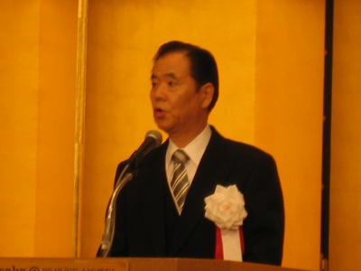 「今後も広く社会に貢献したい」と抱負を述べる川口理事長