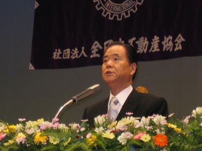 挨拶する川口理事長