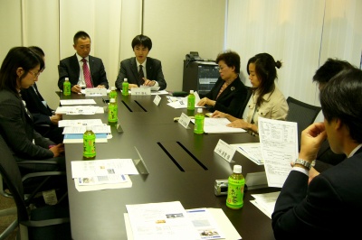 同社「日本橋ショールーム」で開催された、首都圏サービス研究会。各社の成功事例、課題などを発表していた