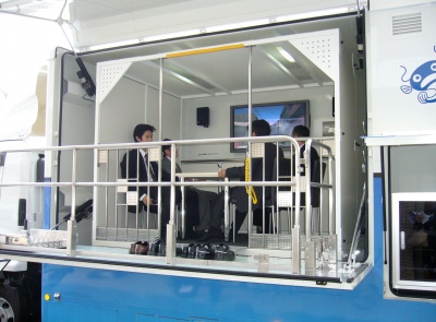起震車内はスクリーンのCGを見ながら体験することにより、臨場感が味わえる。耐震と免震では揺れに大きな違いを実感