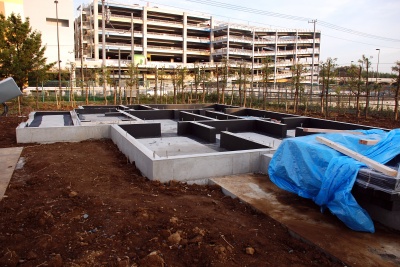 建設地は現在、基礎ができあがった状態。基礎には、薬剤を使わない炭素系防蟻塗料を用いている