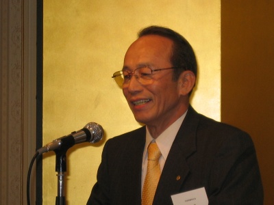 懇親会で挨拶する畑中社長