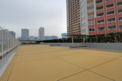 居住者が無料で利用できるドッグラン。同マンションでは、体重20キロまでの犬を飼育できる