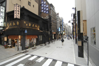 路面が石畳の「むろまち小路」