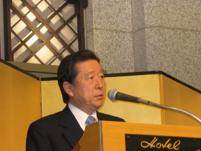 挨拶を行なう岩沙理事長