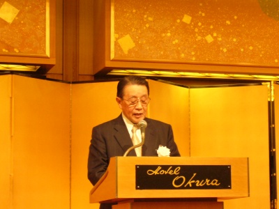 挨拶をする高木丈太郎会長